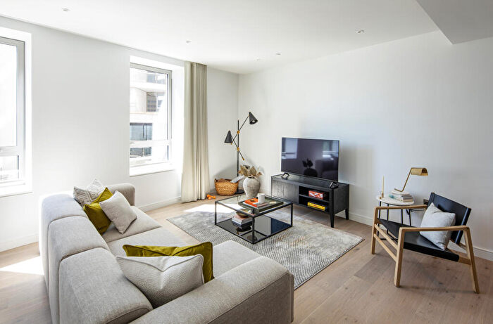 Apartment To Rent In Water Street, London, E14