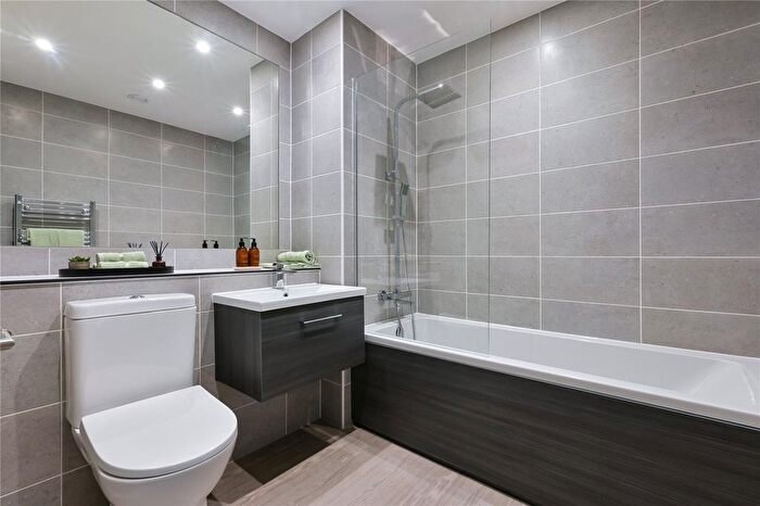 3 Bedroom Flat To Rent In Spinners Yard, Spinners Lane, LS7