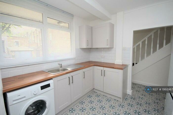 4 Bedroom Maisonette To Rent In John Kennedy Court, London, N1