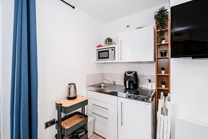 1 Bedroom Flat To Rent In St. Barnabas Road, Woodford Green, Essex, IG8