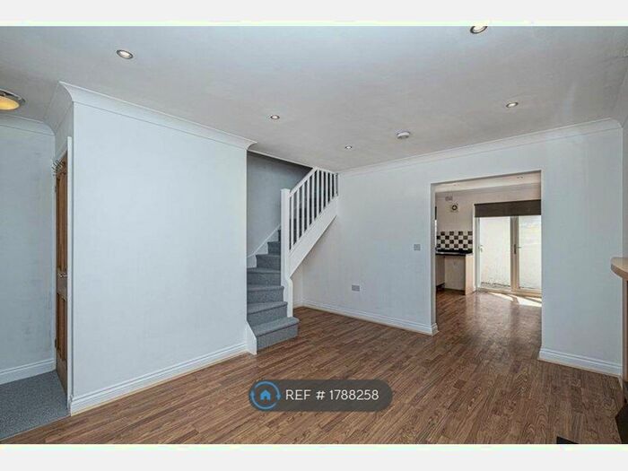 3 Bedroom Semi-Detached House To Rent In Holborn Close, Holyhead, LL65