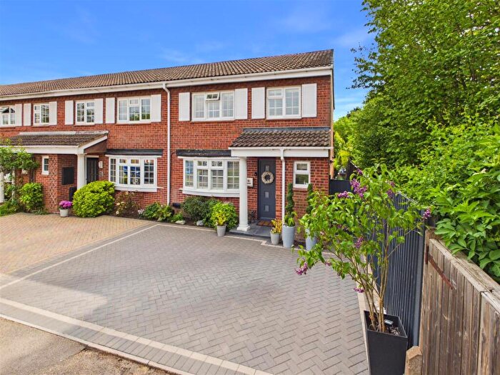 3 Bedroom End Of Terrace House For Sale In Carrow Road, Walton-On-Thames, KT12