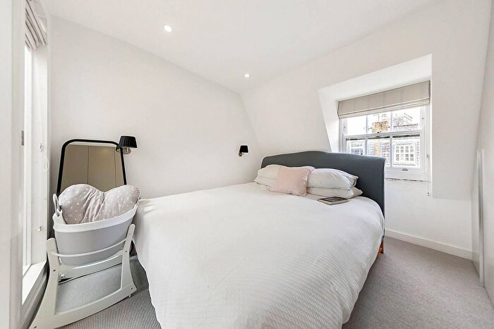 3 Bedroom Flat To Rent In Peel Street, Hillgate Village, London, W8