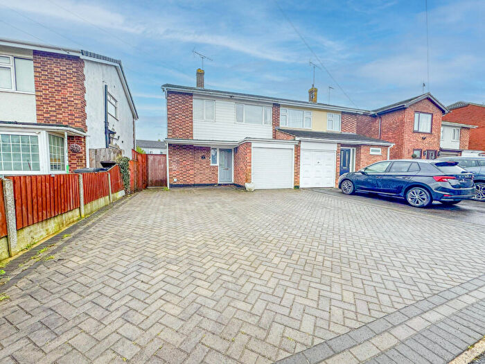 3 Bedroom Semi Detached House For Sale In Coventry Close, Hullbridge, SS5