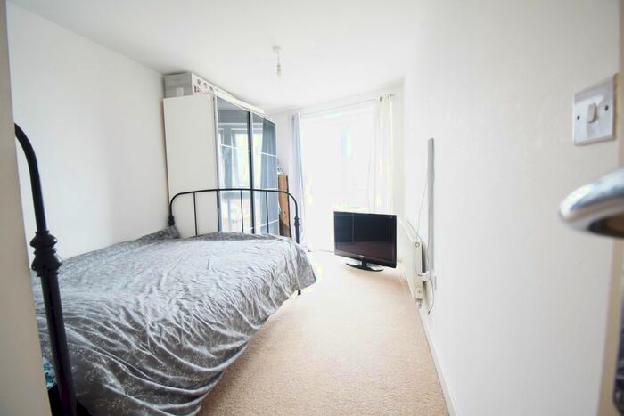 2 Bedroom Flat For Sale In Morris Walk, Dartford, DA1