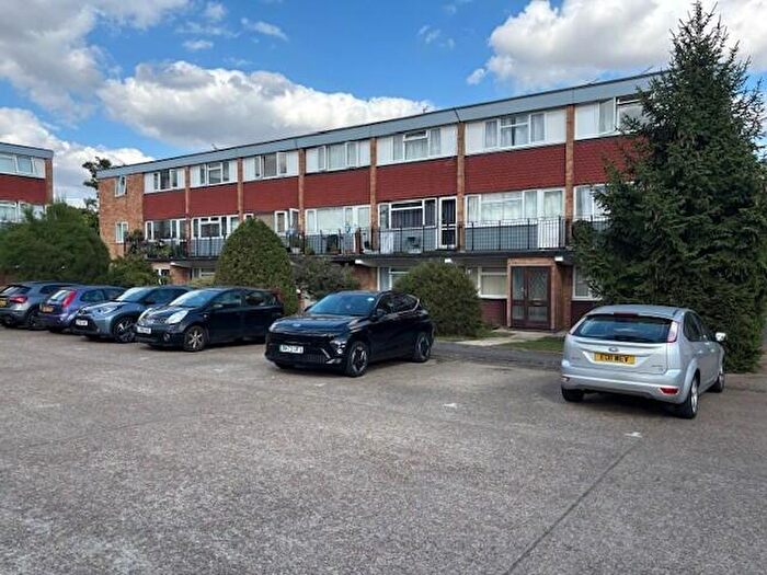 2 Bedroom Flat To Rent In Briarleas Gardens, Upminster, RM14