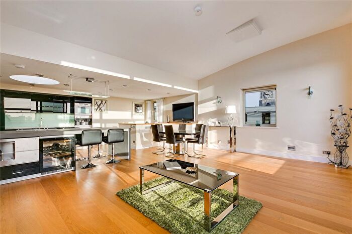 3 Bedroom Flat To Rent In Buckingham Palace Road, London, SW1W