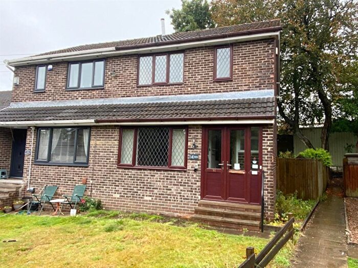 3 Bedroom End Of Terrace House For Sale In Oakdale Crescent, Lindley, Huddersfield, HD3