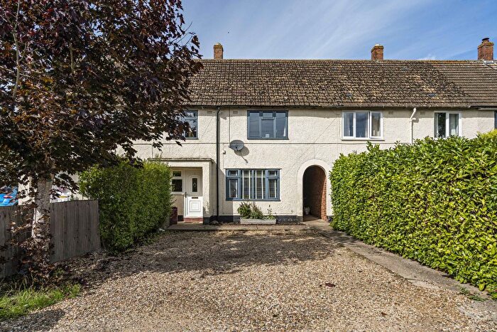 3 Bedroom Terraced House For Sale In Glen Close, Bicester, OX27