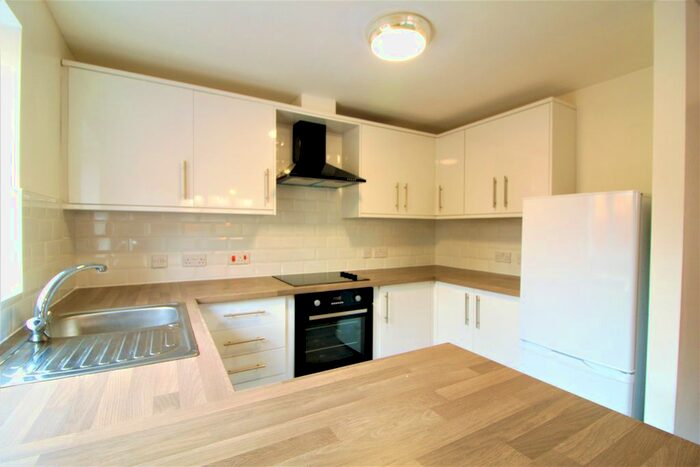 2 Bedroom Flat To Rent In Hawksworth Road, Horsforth, Leeds, LS18