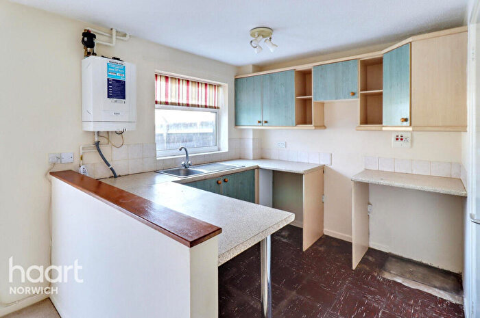 3 Bedroom Semi-Detached House For Sale In Plantsman Close, Norwich, NR2