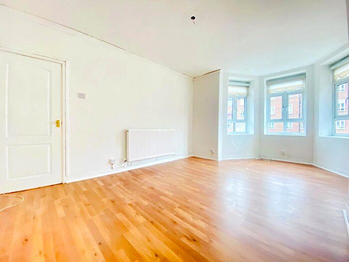 3 Bedroom Apartment To Rent In Kingsmead Way, Hackney, E9