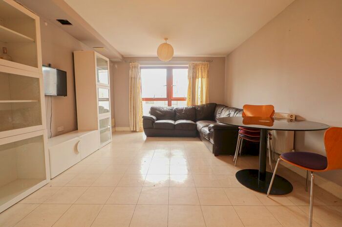 2 Bedroom Flat To Rent In Coombe Way, Farnborough, GU14