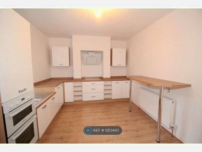 3 Bedroom Semi-Detached House To Rent In Beavercoats Road, Sheffield S5