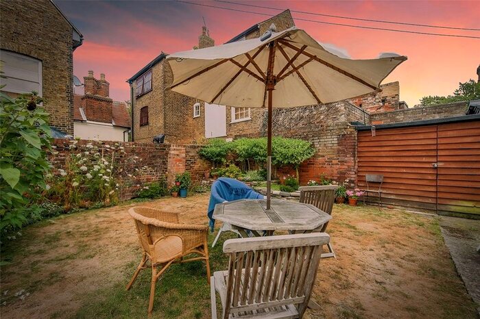 1 Bedroom Flat To Rent In Jacob Yard Preston Street, Faversham, Kent, ME13