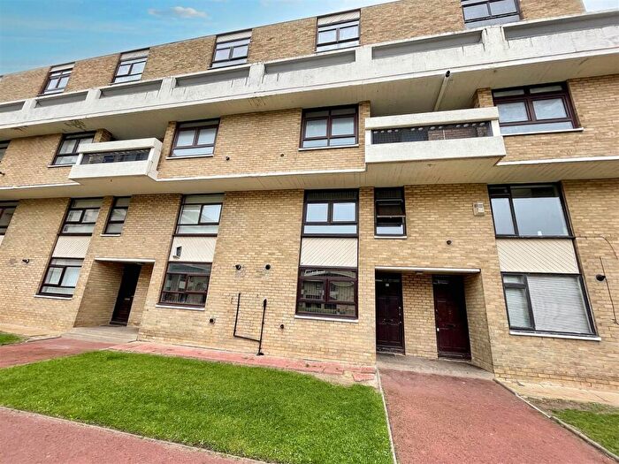 3 Bedroom Flat For Sale In Collingwood Court, Washington, NE37
