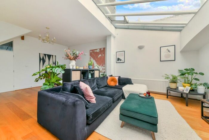 3 Bedroom End Of Terrace House To Rent In Choumert Grove London, SE15