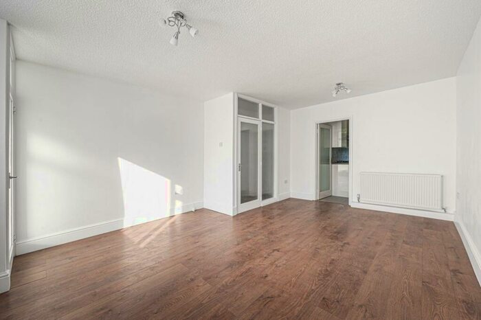 2 Bedroom Flat To Rent In Sonia Garden, Woodside Park, London, N12