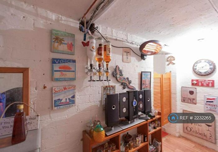 2 Bedroom End Of Terrace House To Rent In Rosemont Grove, Leeds, LS13