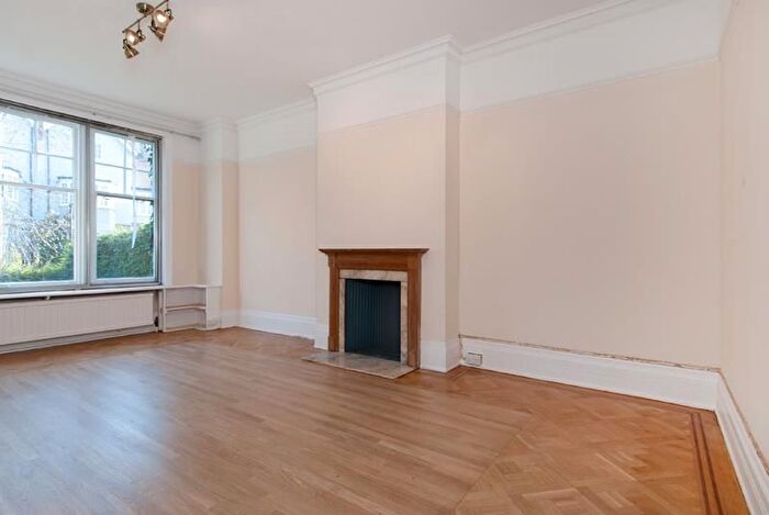 2 Bedroom Flat For Sale In Honeybourne Road, West Hampstead, London, NW6