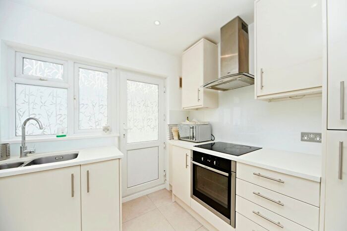 2 Bedroom Flat To Rent In Chesham Court, Trinity Road, SW18