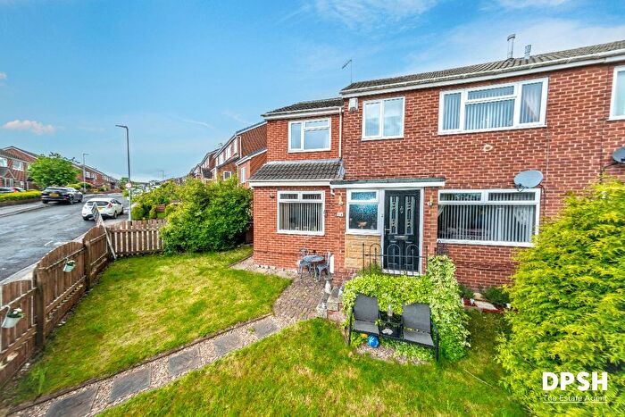 4 Bedroom Semi Detached House For Sale In Harwill Rise, Churwell, Morley, Leeds, LS27