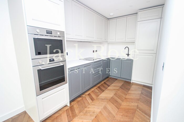 3 Bedroom Apartment To Rent In Royal Exchange, Kingston-upon-Thames, KT1