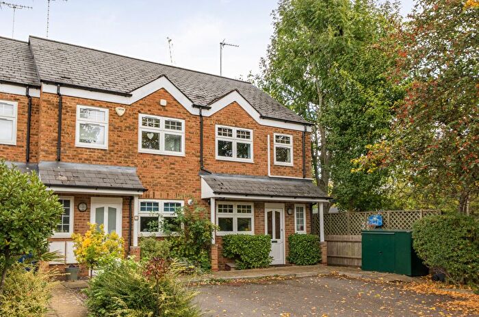 3 Bedroom End Terrace House For Sale In Elwood Close, Barnet, EN5