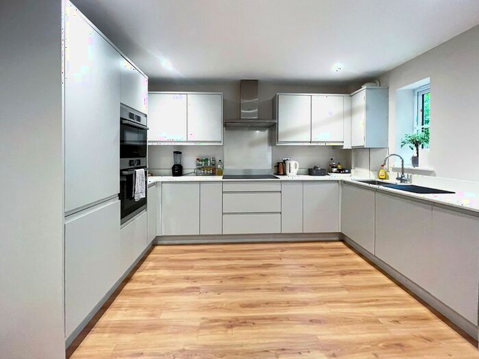 2 Bedroom Flat For Sale In Station Road, Amersham, HP7