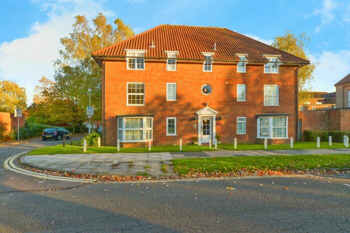 1 Bedroom Flat To Rent In The Cloisters, Welwyn Garden City, AL8