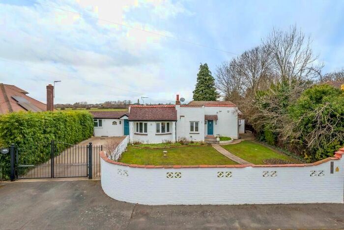 3 Bedroom Cottage To Rent In Ferry Avenue, Staines, TW18