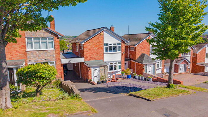 3 Bedroom Detached House For Sale In Balmoral Road, Wordsley, DY8
