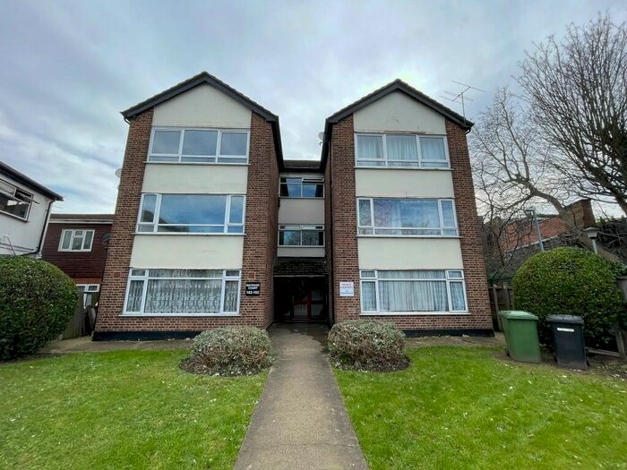2 Bedroom Flat To Rent In New North Road, Chigwell, Essex, IG6