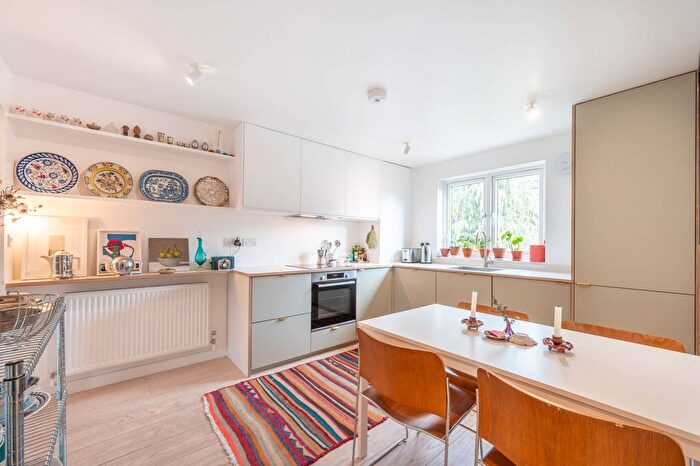 3 Bedroom Flat To Rent In Wornington Road, Ladbroke Grove, London, W10