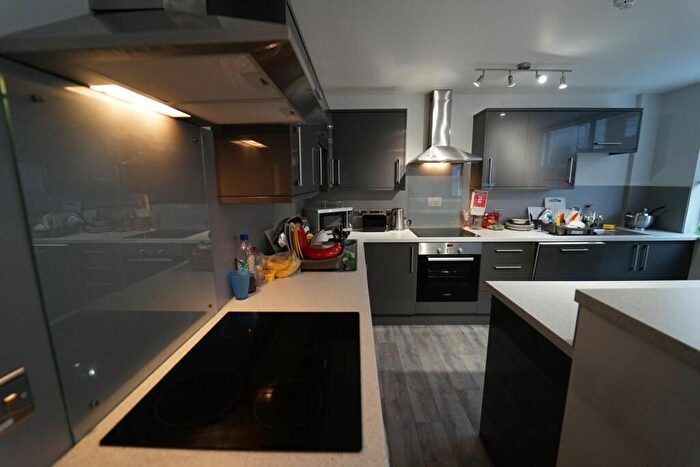 4 Bedroom Semi-Detached House To Rent In London, KT1