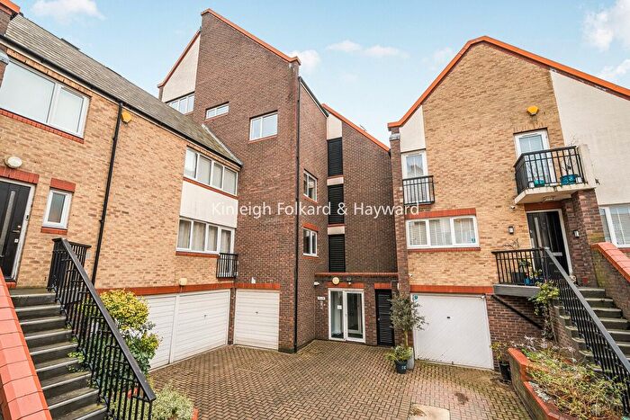 2 Bedroom Flat To Rent In Admiral Place, London, SE16