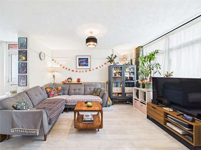 3 Bedroom Maisonette For Sale In Plimsoll House, Bristol, BS1