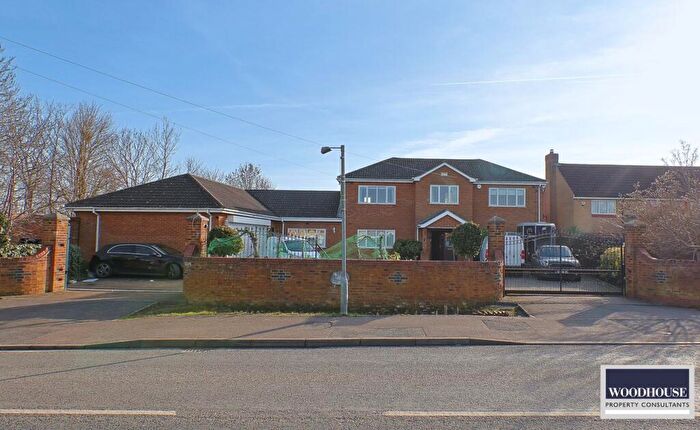 5 Bedroom Detached House To Rent In Hammondstreet Road, Cheshunt, EN7