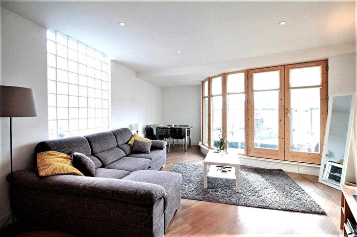 2 Bedroom Apartment To Rent In Green Lanes, Palmers Green, London, N13