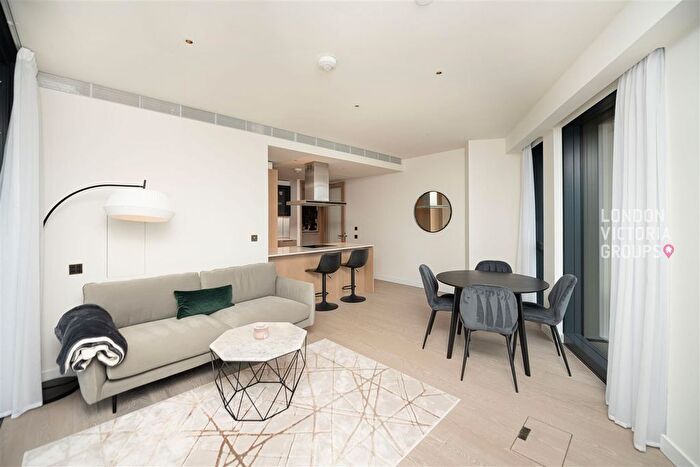 2 Bedroom Flat To Rent In River Park Tower, Nine Elms Lane, London, SW8