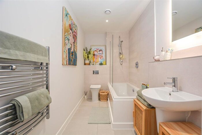 1 Bedroom Flat For Sale In Ingrave Road, Brentwood, CM15
