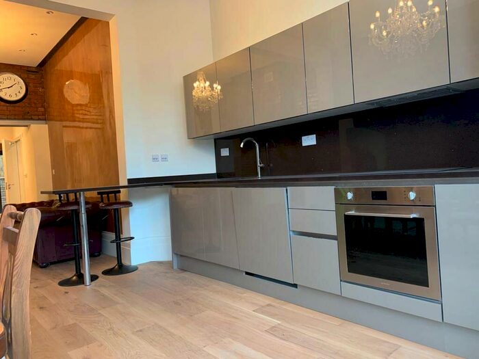 2 Bedroom Flat To Rent In Archway Road, London, N19