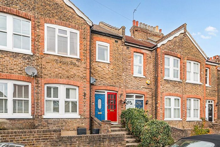 2 Bedroom Maisonette For Sale In Glenville Avenue, Enfield, EN2