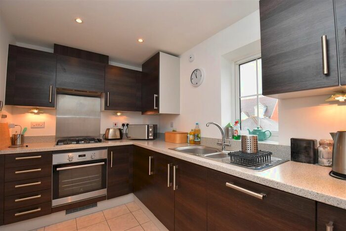 2 Bedroom Flat To Rent In Whittaker Drive, Horley, RH6