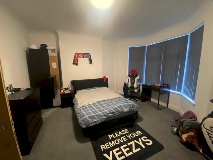 5 Bedroom House To Rent In Whitchurch Road, , Heath, CF14