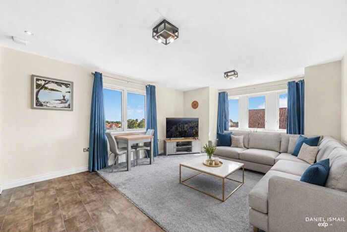 2 Bedroom Flat For Sale In Churchill Avenue, Basildon, SS14