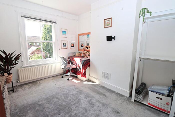 3 Bedroom Semi-Detached House For Sale In Elmsleigh Road, Farnborough, GU14