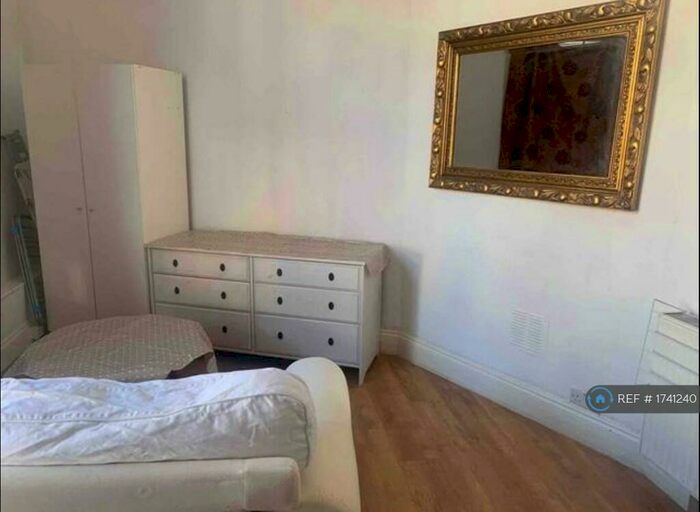 Studio To Rent In First Floor, Bristol, BS8 - Photo 2