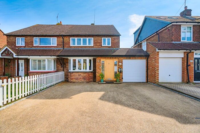 3 Bedroom Semi-Detached House For Sale In Beacon Avenue, Dunstable, Bedfordshire, LU6