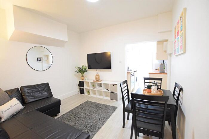 4 Bedroom Terraced House To Rent In Harvey Street - Student House - /, LN1
